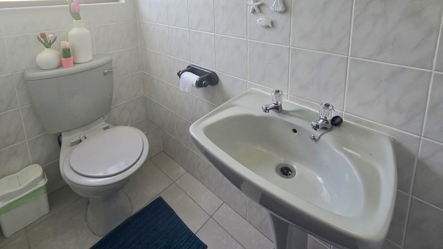 5 Bedroom Property for Sale in Glentana Western Cape